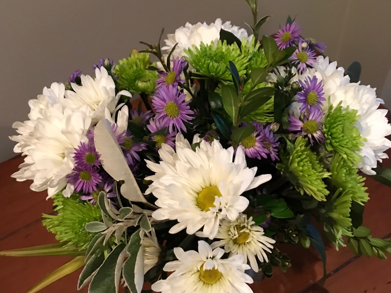 Arrangement in a cube vase